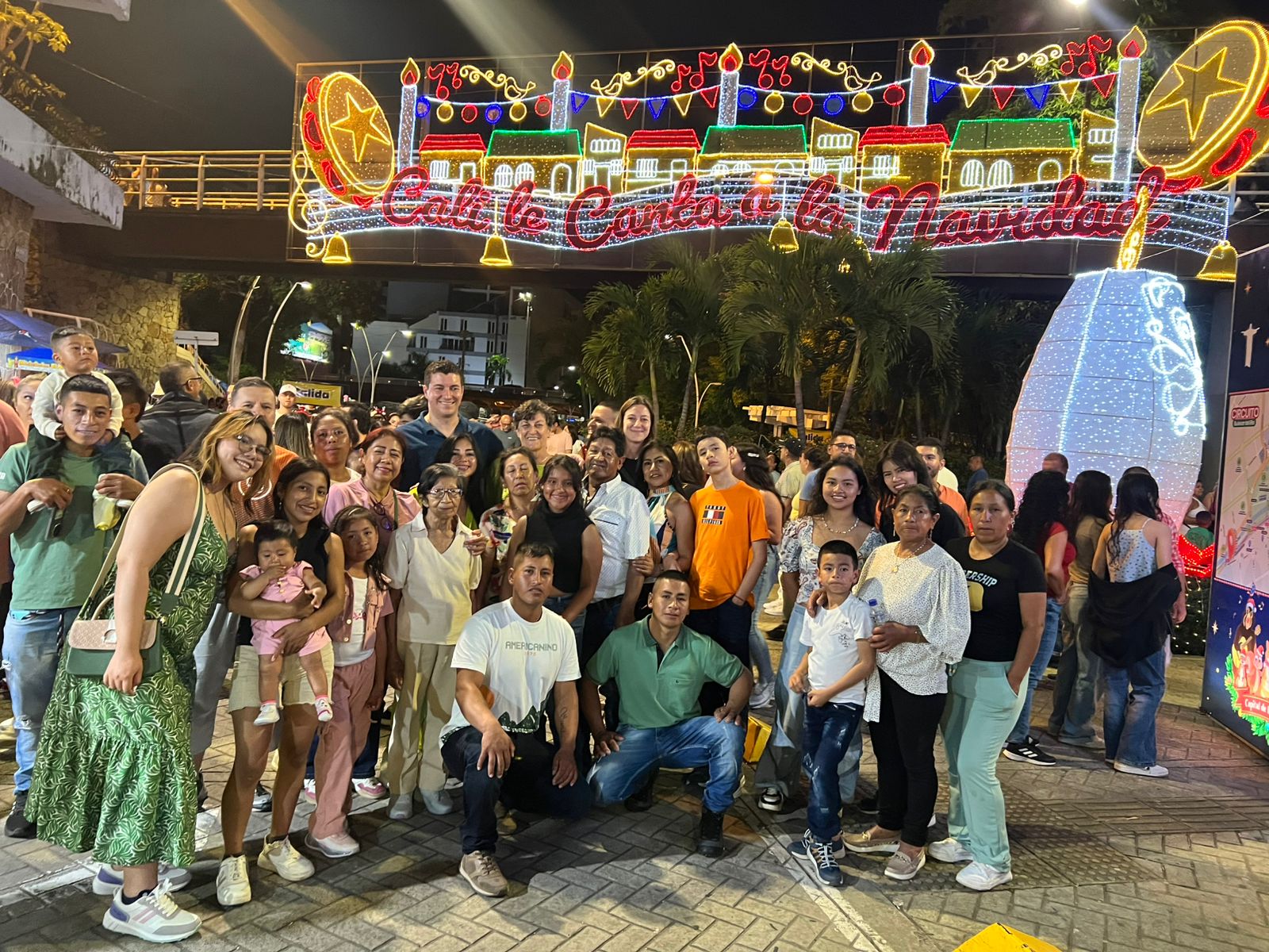 Sirley entourée de sa famille colombienne et de sa famille française à Cali